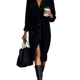 Vestido midi preto de veludo cotelê solto com bolso duplo no peito e abotoamento simples