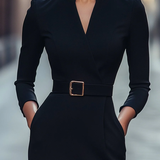 Vestido midi preto com gola alta e cordão ajustável