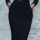 Vestido midi preto com gola alta e cordão ajustável