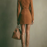 VESTIDO MINI DE ANTE SINTÉTICO MARRÓN CON CUELLO ALTO