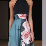 Vestido longo preto clássico com fenda, estampa floral, gola redonda e corte em A.
