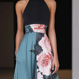 Vestido longo preto clássico com fenda, estampa floral, gola redonda e corte em A.