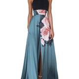 Vestido longo preto clássico com fenda, estampa floral, gola redonda e corte em A.