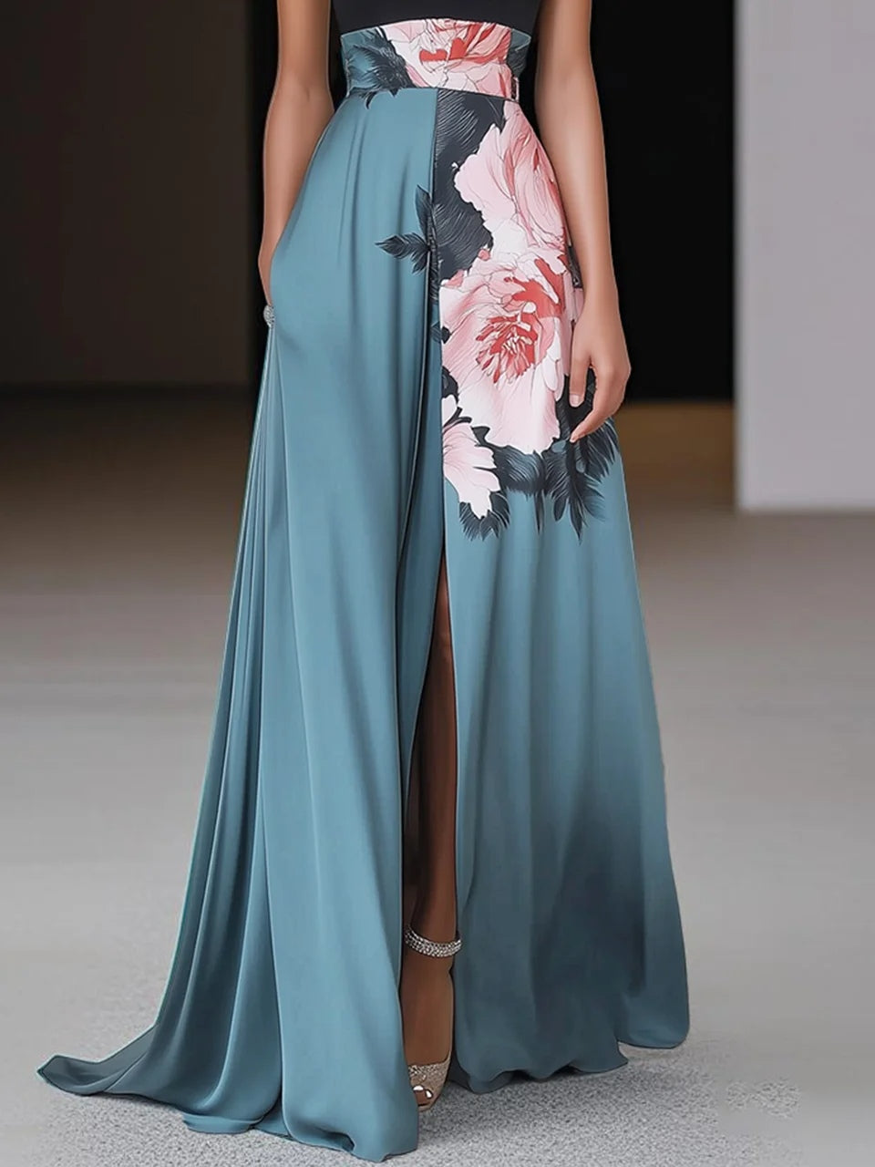 Vestido longo preto clássico com fenda, estampa floral, gola redonda e corte em A.