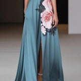 Vestido longo preto clássico com fenda, estampa floral, gola redonda e corte em A.