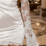 VESTIDO CORTO BLANCO DE SATÉN Y ENCAJE CON MANGA LARGA - VALERINA MARBELLA