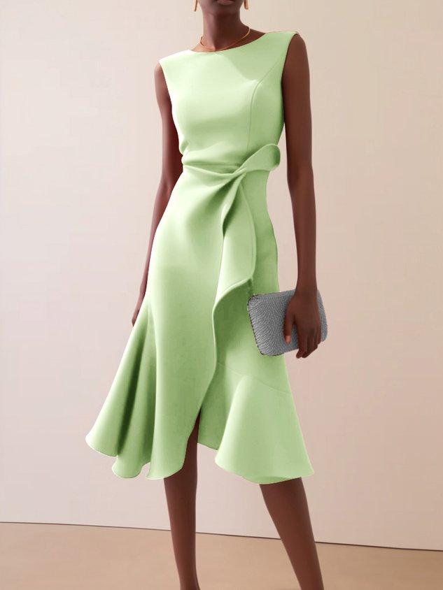 Vestido midi vermelho sem mangas, elegante, em corte A, com detalhe torcido na cintura, perfeito para usar do dia à noite.