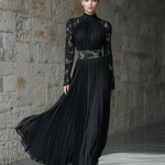 VESTIDO LARGO NEGRO PLISADO CON MANGAS DE ENCAJE - VALERINA MARBELLA