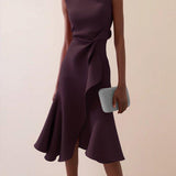 Vestido midi vermelho sem mangas, elegante, em corte A, com detalhe torcido na cintura, perfeito para usar do dia à noite.