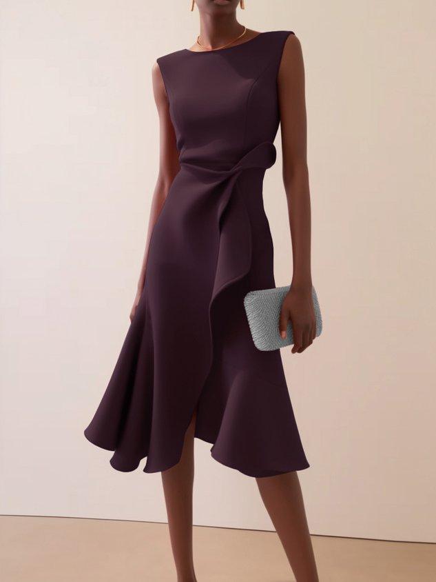 Vestido midi vermelho sem mangas, elegante, em corte A, com detalhe torcido na cintura, perfeito para usar do dia à noite.