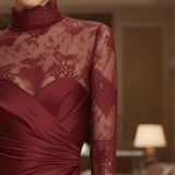 VESTIDO CORTO ENVOLVENTE DE SATÉN BURDEOS CON ENCAJE - VALERINA MARBELLA