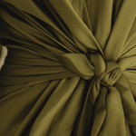 VESTIDO MINI DE SATÉN VERDE OLIVA CON ESCOTE EN V - VALERINA MARBELLA