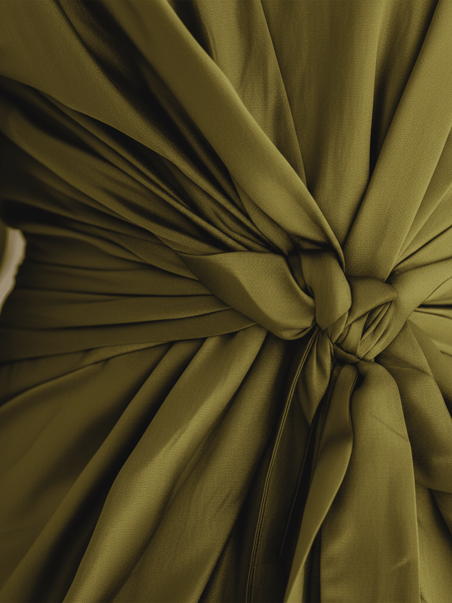 VESTIDO MINI DE SATÉN VERDE OLIVA CON ESCOTE EN V - VALERINA MARBELLA