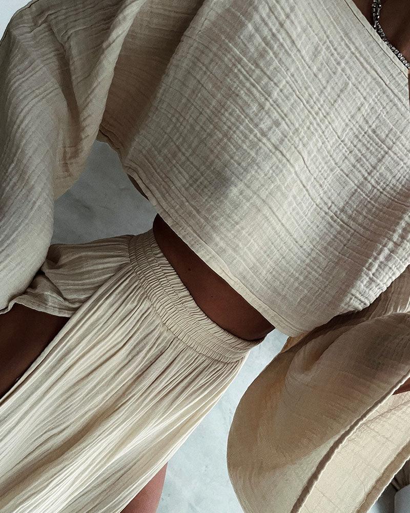 Conjunto casual de duas peças em algodão e linho com fenda elegante.