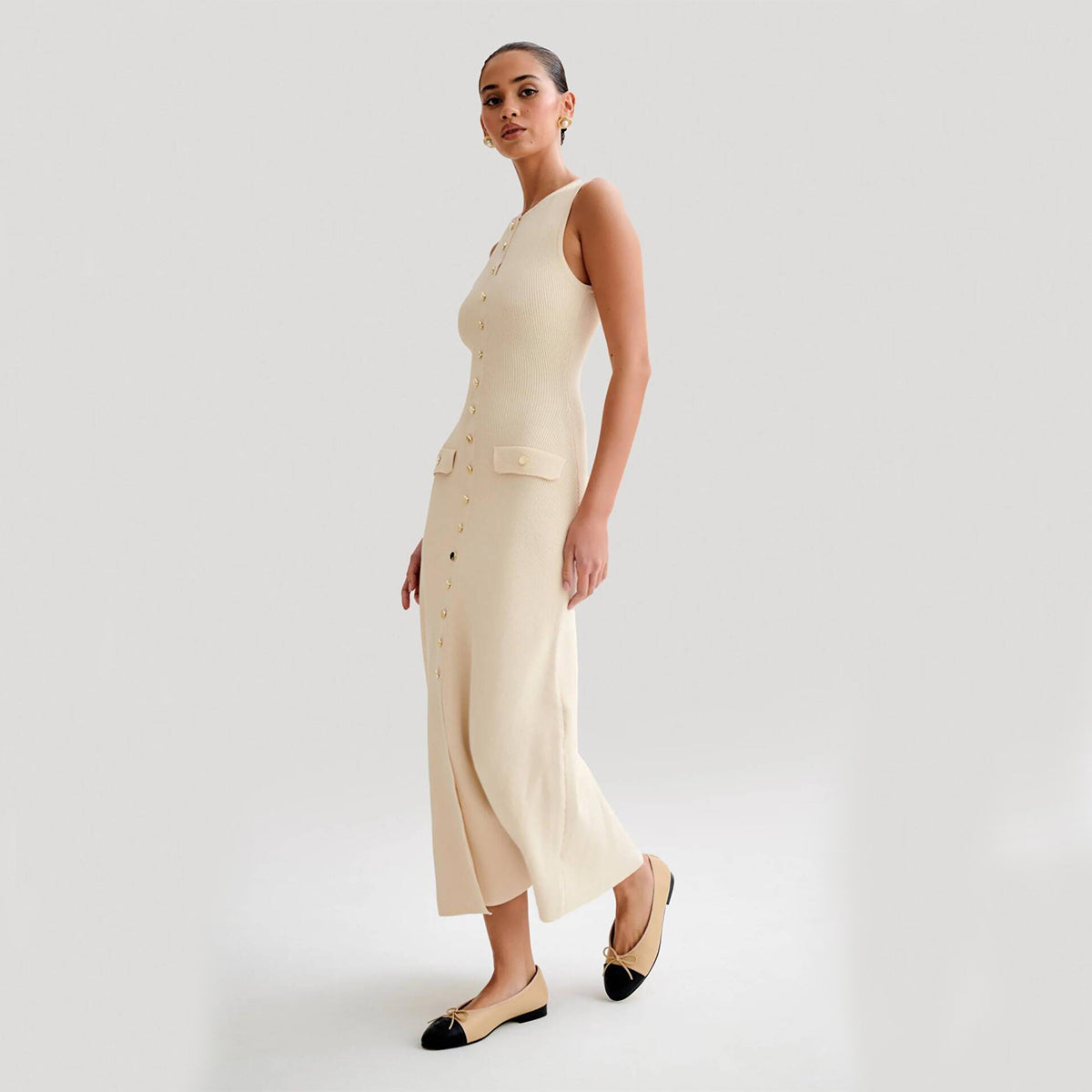 VESTIDO DE PRIMAVERA SIN MANGAS CON SILUETA LIGERA Y FEMENINA