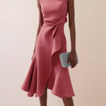 Vestido midi vermelho sem mangas, elegante, em corte A, com detalhe torcido na cintura, perfeito para usar do dia à noite.