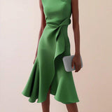 Vestido midi vermelho sem mangas, elegante, em corte A, com detalhe torcido na cintura, perfeito para usar do dia à noite.