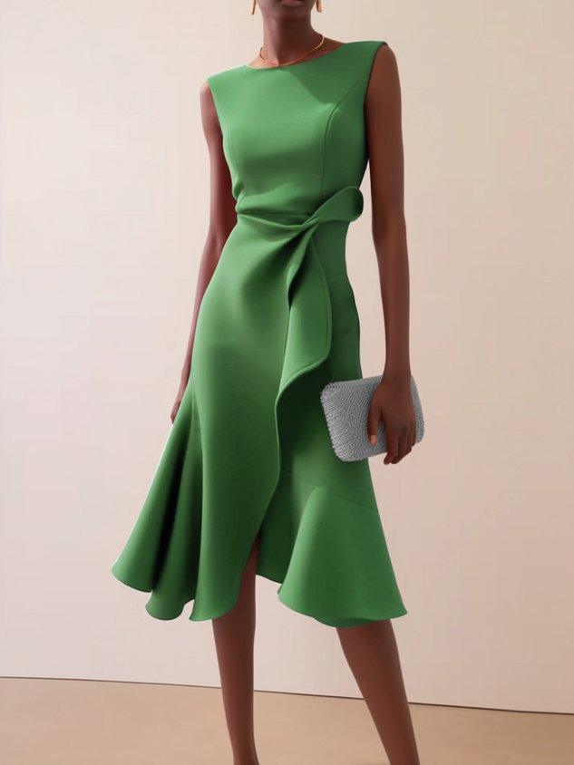 Vestido midi vermelho sem mangas, elegante, em corte A, com detalhe torcido na cintura, perfeito para usar do dia à noite.