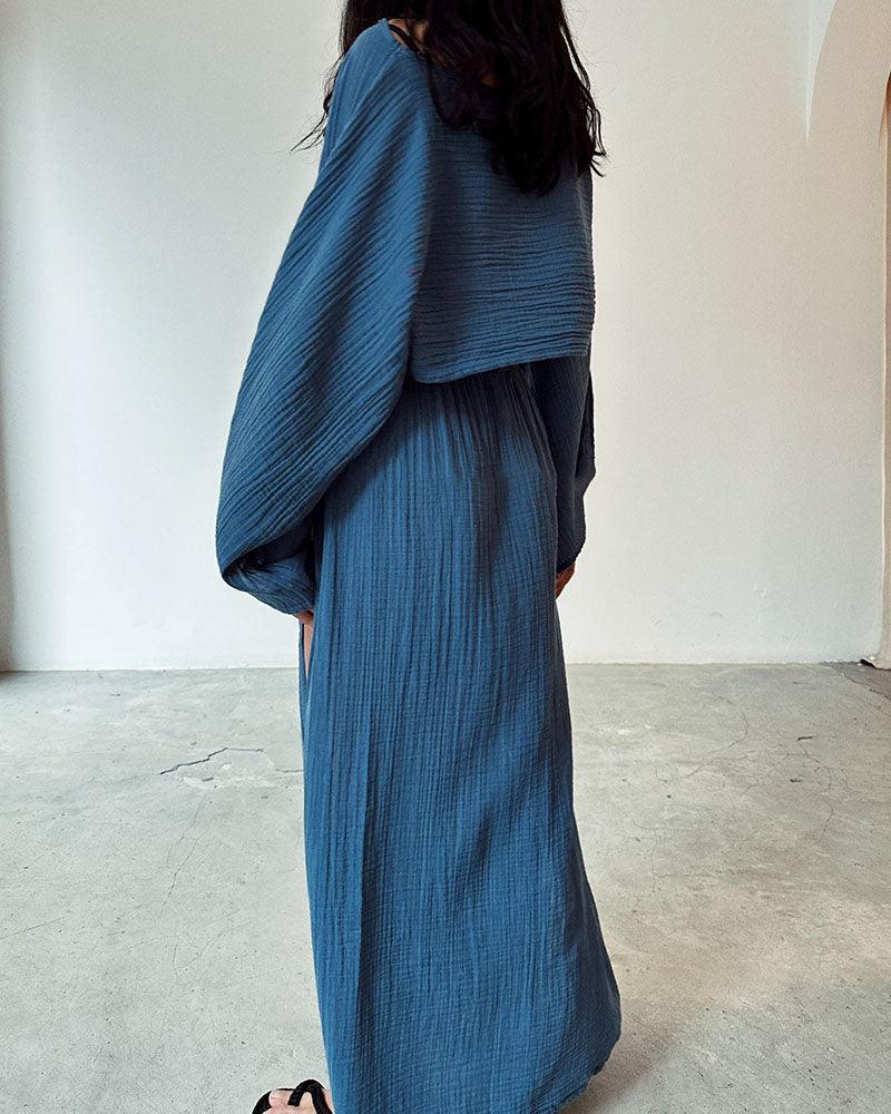 Conjunto casual de duas peças em algodão e linho com fenda elegante.