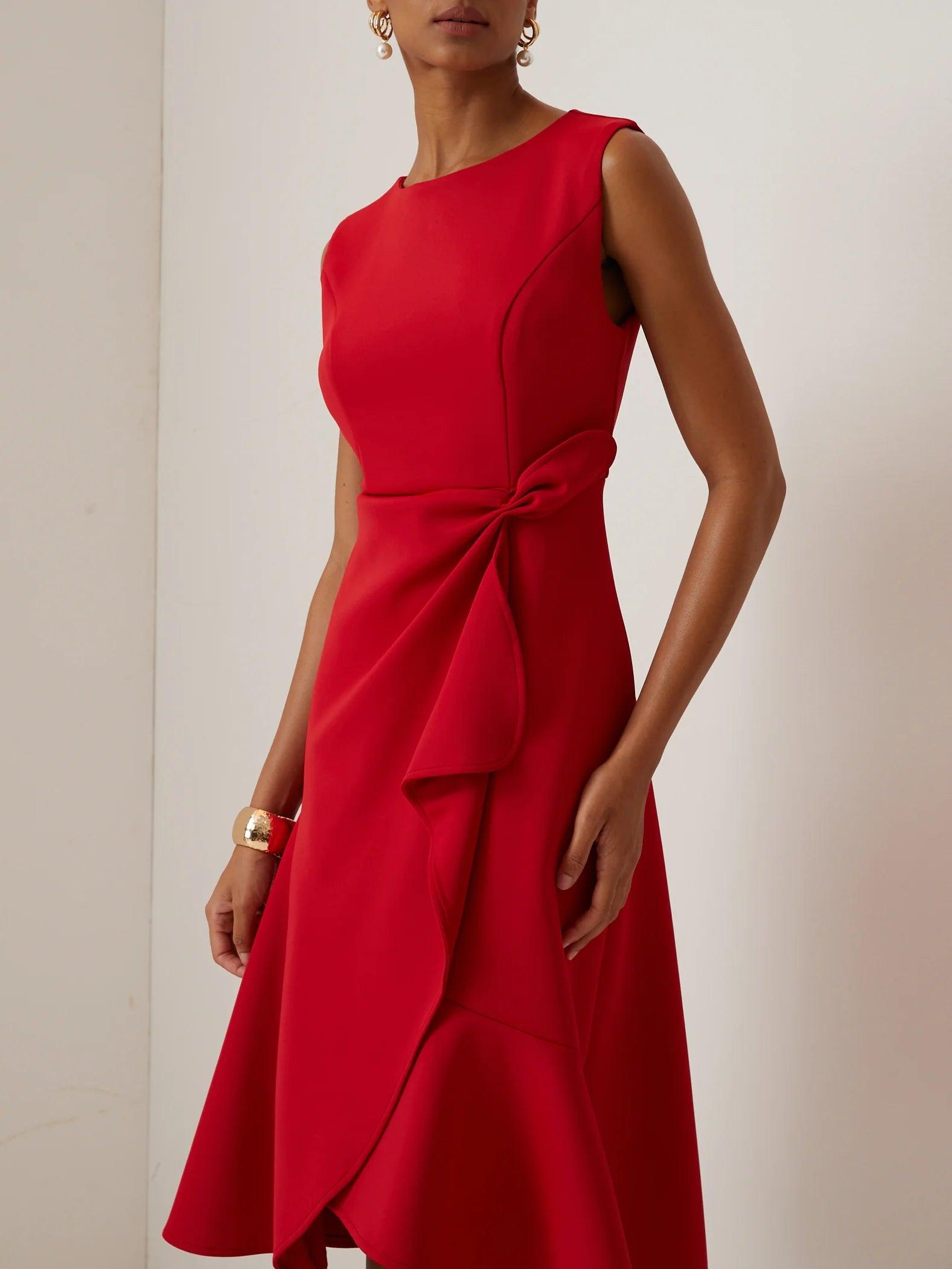 Vestido midi vermelho sem mangas, elegante, em corte A, com detalhe torcido na cintura, perfeito para usar do dia à noite.