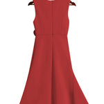Vestido midi vermelho sem mangas, elegante, em corte A, com detalhe torcido na cintura, perfeito para usar do dia à noite.