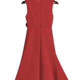 Vestido midi vermelho sem mangas, elegante, em corte A, com detalhe torcido na cintura, perfeito para usar do dia à noite.