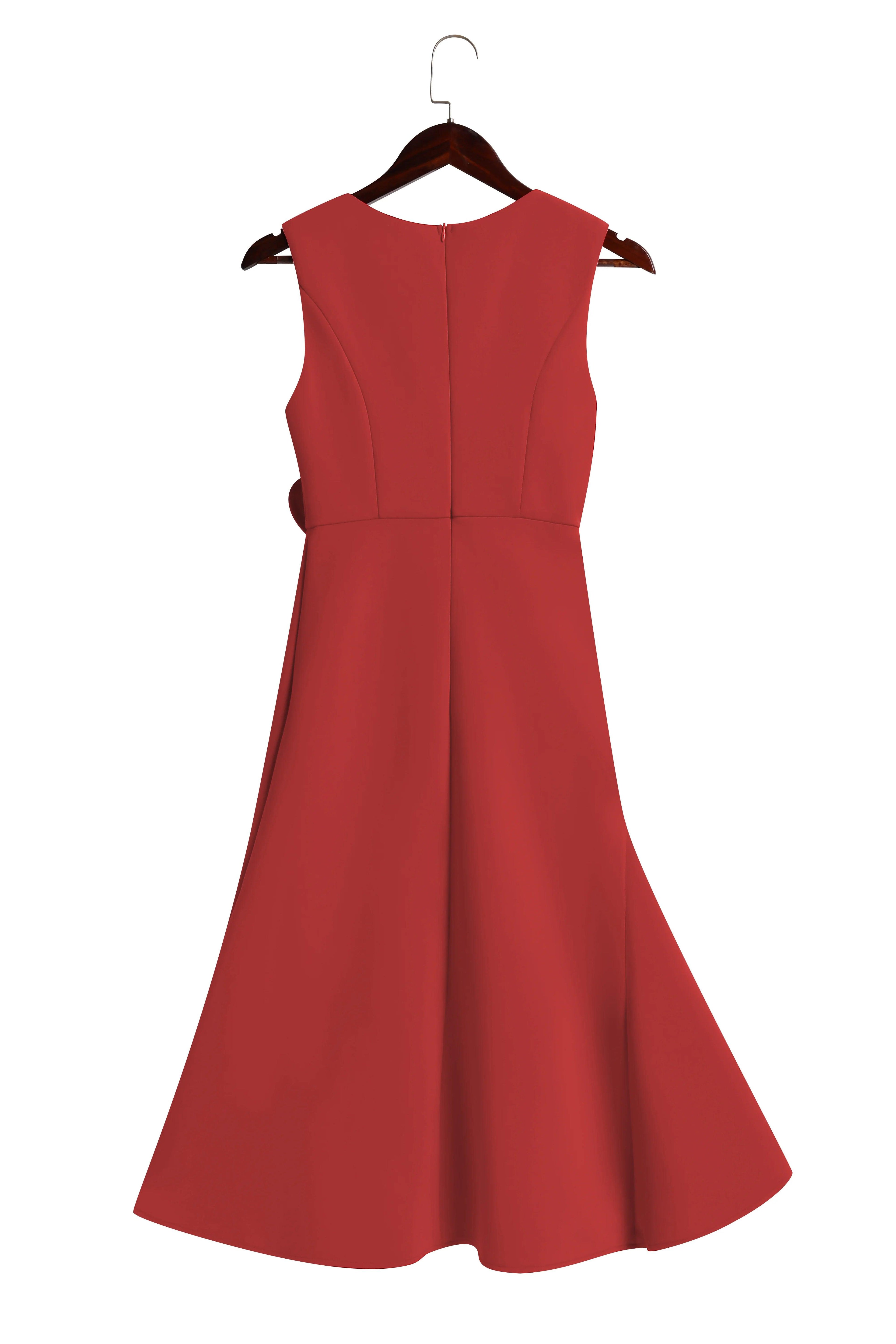 Vestido midi vermelho sem mangas, elegante, em corte A, com detalhe torcido na cintura, perfeito para usar do dia à noite.