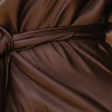 VESTIDO LARGO DE SATÉN MARRÓN CHOCOLATE CON DISEÑO DE UN HOMBRO - VALERINA MARBELLA