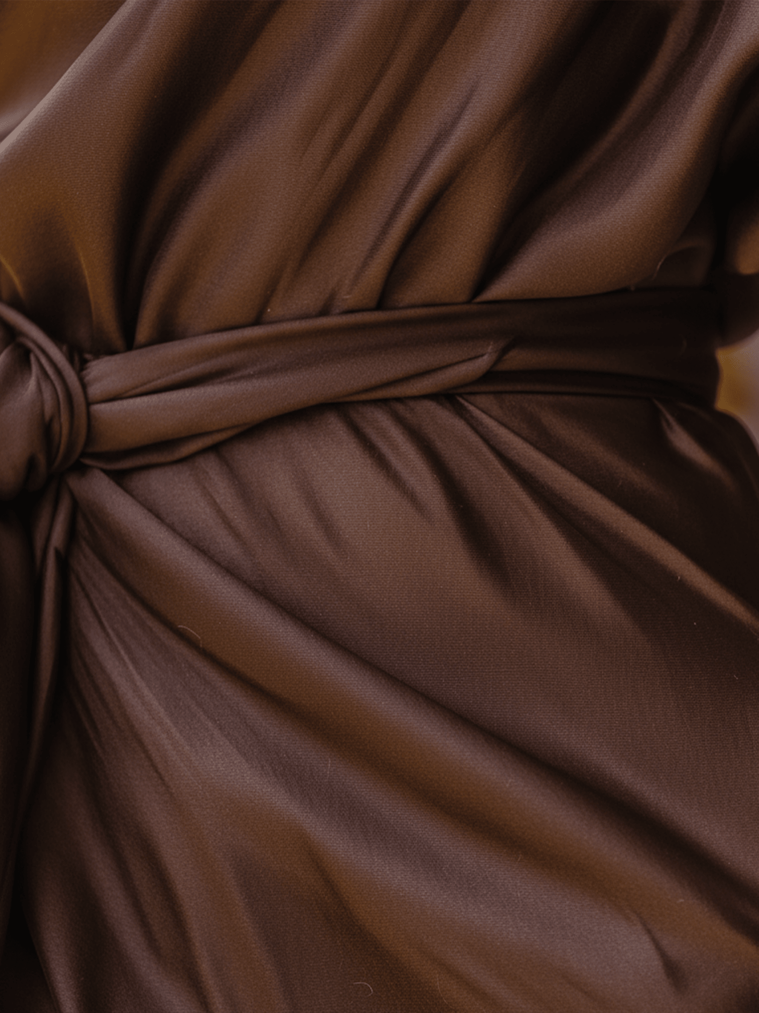 VESTIDO LARGO DE SATÉN MARRÓN CHOCOLATE CON DISEÑO DE UN HOMBRO - VALERINA MARBELLA