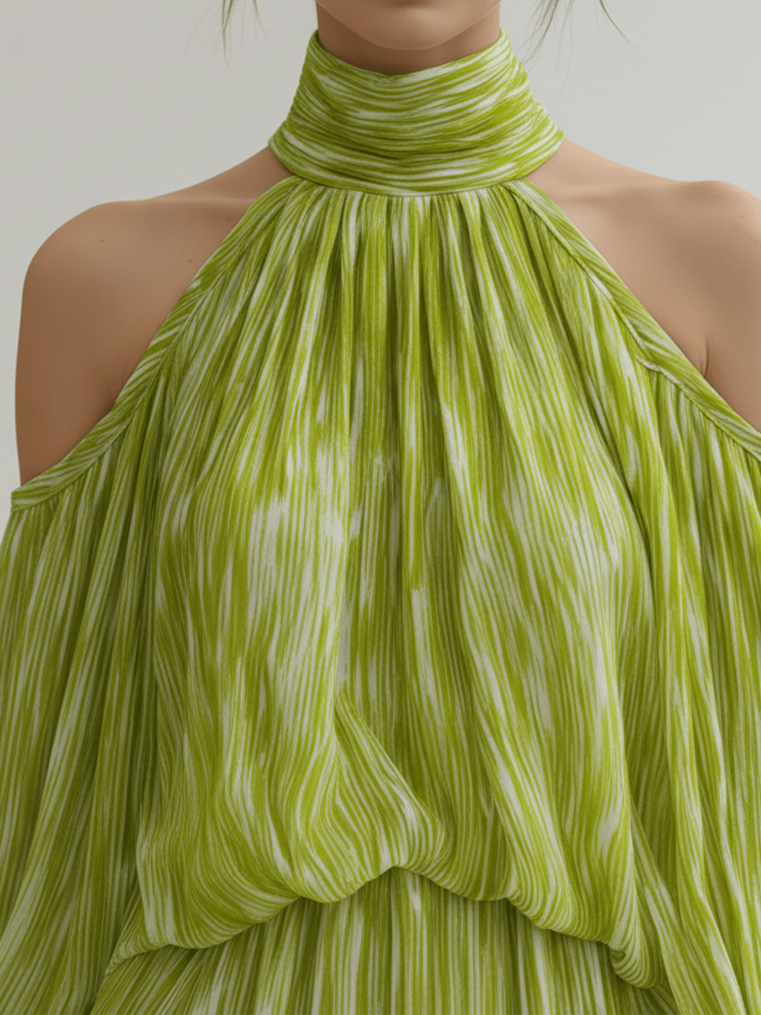 VESTIDO LARGO DE SATÉN VERDE ESMERALDA CON ESCOTE EN V - VALERINA MARBELLA