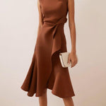 Vestido midi vermelho sem mangas, elegante, em corte A, com detalhe torcido na cintura, perfeito para usar do dia à noite.