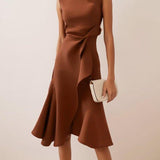 Vestido midi vermelho sem mangas, elegante, em corte A, com detalhe torcido na cintura, perfeito para usar do dia à noite.