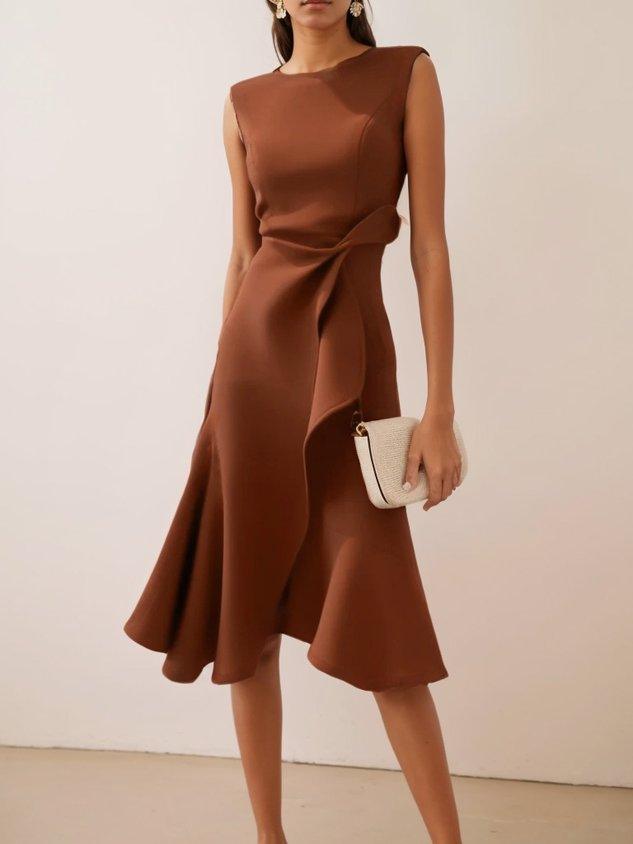 Vestido midi vermelho sem mangas, elegante, em corte A, com detalhe torcido na cintura, perfeito para usar do dia à noite.