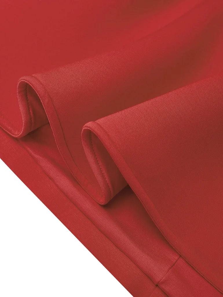 Vestido midi vermelho sem mangas, elegante, em corte A, com detalhe torcido na cintura, perfeito para usar do dia à noite.