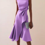 Vestido midi vermelho sem mangas, elegante, em corte A, com detalhe torcido na cintura, perfeito para usar do dia à noite.