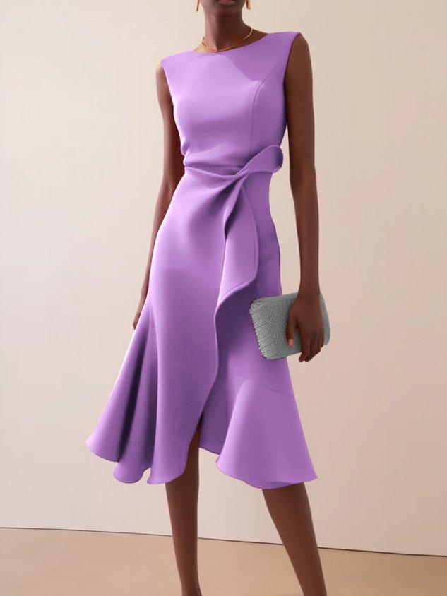 Vestido midi vermelho sem mangas, elegante, em corte A, com detalhe torcido na cintura, perfeito para usar do dia à noite.