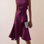 Vestido midi vermelho sem mangas, elegante, em corte A, com detalhe torcido na cintura, perfeito para usar do dia à noite.