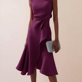 Vestido midi vermelho sem mangas, elegante, em corte A, com detalhe torcido na cintura, perfeito para usar do dia à noite.