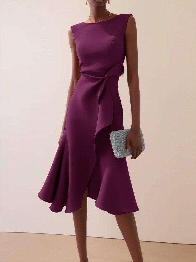 Vestido midi vermelho sem mangas, elegante, em corte A, com detalhe torcido na cintura, perfeito para usar do dia à noite.