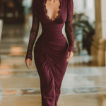 VESTIDO LARGO BURDEOS DE SATÉN CON ENCAJE, PLISADO Y ESCOTE EN PICO - VALERINA MARBELLA