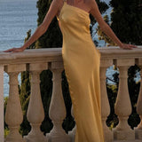 Vestido de festa elegante com ombros inclinados e cor sólida