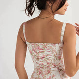VESTIDO CON DETALLE DE CORSET Y CINTURA MARCADA