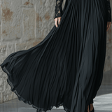 VESTIDO LARGO NEGRO PLISADO CON MANGAS DE ENCAJE - VALERINA MARBELLA