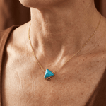 COLLAR ELEGANTE GÉOMÉTRIQUE TURQUESA TRIANGLE COLGANTE
