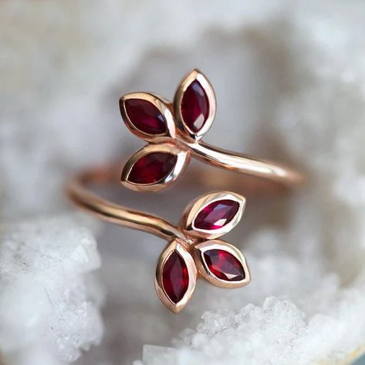ANILLO VINTAGE ROJO CRISTAL FEUILLE ROSA ORO