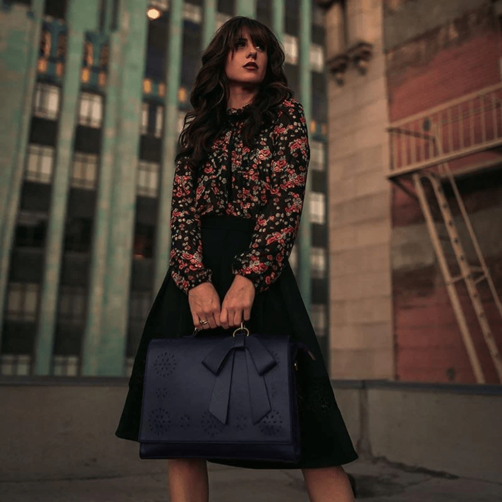 BOLSO CON DISEÑO FLORAL Y LAZO DECORATIVO - VALERINA MARBELLA