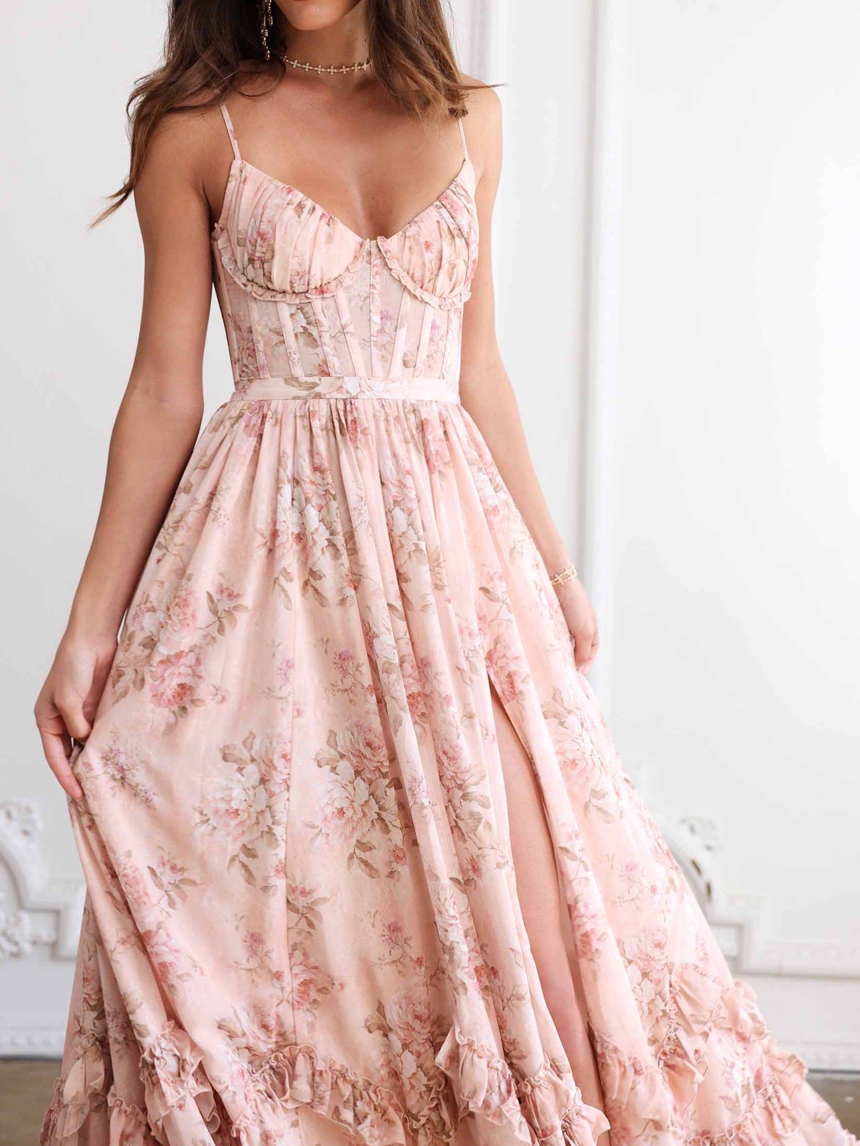 Vestido longo floral com babados e fenda