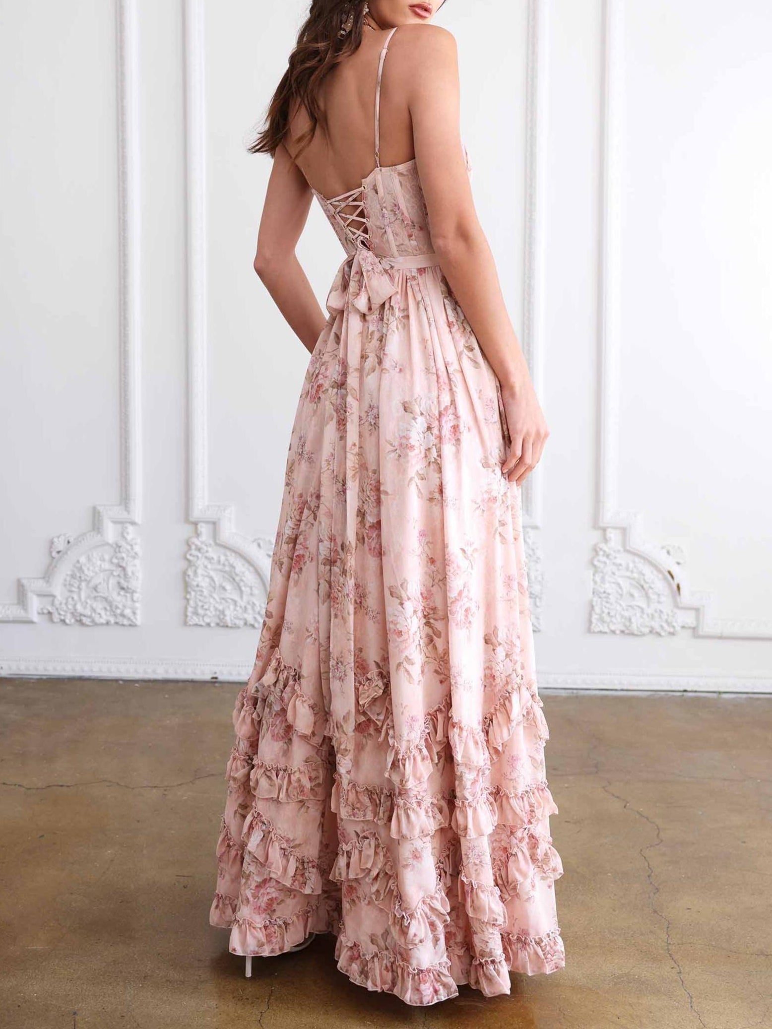 Vestido longo floral com babados e fenda