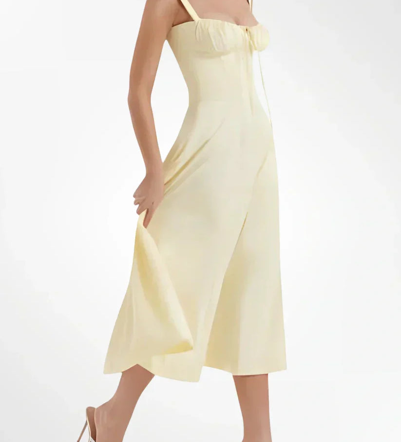 VESTIDO CON DETALLE DE CORSET Y CINTURA MARCADA